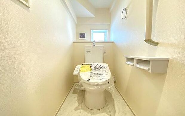 《トイレ》　■快適な使用感が人気の温水洗浄脱臭暖房機能を搭載。しかも汚れがつきにくく落ちやすい、洗浄力に優れた洗浄機能付トイレ。