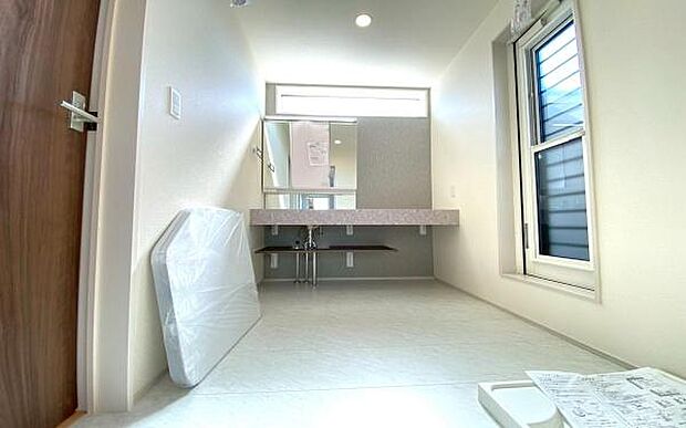 《洗面所》　■広いパウダールームで朝の身支度も気持ちよくできそうです。