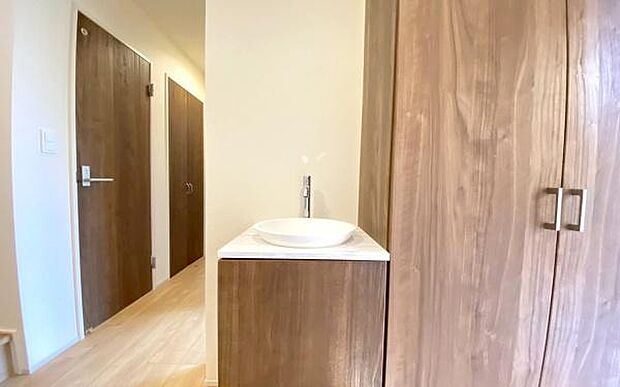 《洗面化粧台》　■2階にも使いやすいシャープなデザインの洗面化粧台を設置。