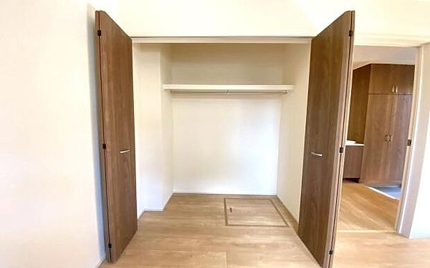 《収納》　■洋服を機能的に収納できるハンガーパイプのほか、帽子やバッグを置ける枕棚も設置。ゆとりあふれる収納空間です。