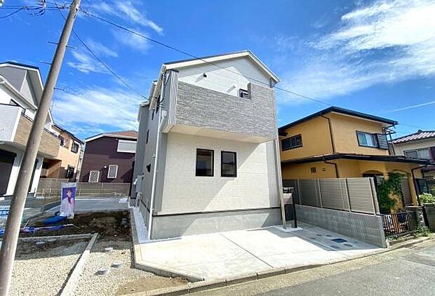 《外観》　■一戸建ての多いエリア、静かで落ち着いた雰囲気。シンプルで美しいフォルム空気までクリーンになるような佇まい。心地よいライフスタイルが実現できるそんな予感。