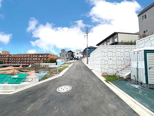 《外観》 ■豊かな植栽と、周囲にあふれる自然。そして、南から降り注ぐ陽光と開放感に包まれ、新たな家族の日々が始まる。