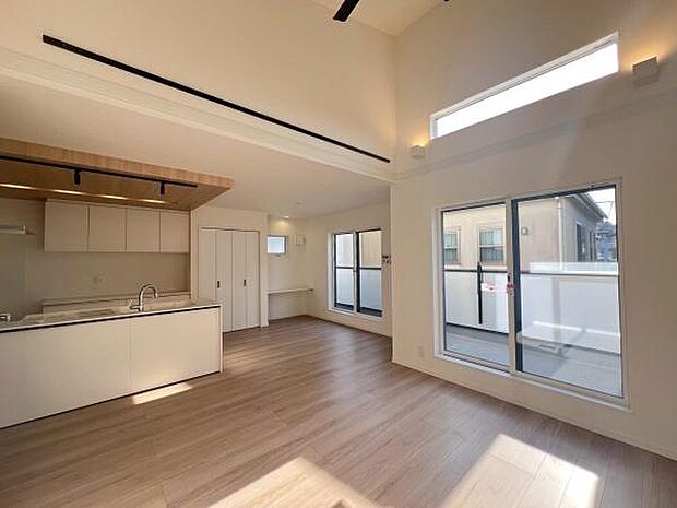 《リビングダイニング》　■上質な時間を育む暮らしのメインステージ。寛ぎとご家族とのコミュニケーションを育む居心地のよい場所。この明るい空間は家族に安らぎを与えて、落ち着いた心地よい空間になるでしょう。