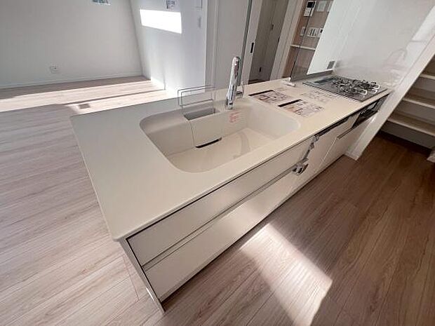 《システムキッチン》　■お手入れしやすくきれいなキッチン。お料理の始めから後片付けまで楽しい時間になりそうです。