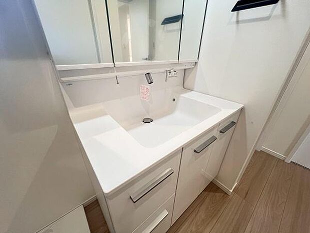 《洗面化粧台》　■使いやすいシャープなデザインの洗面化粧台。