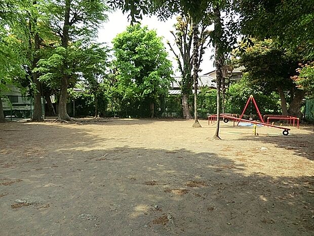 手広児童遊園まで213m、昭和後期につくられた公園です。公園の設備には水飲み・手洗い場があります。遊び場にはブランコ、シーソーがあります。