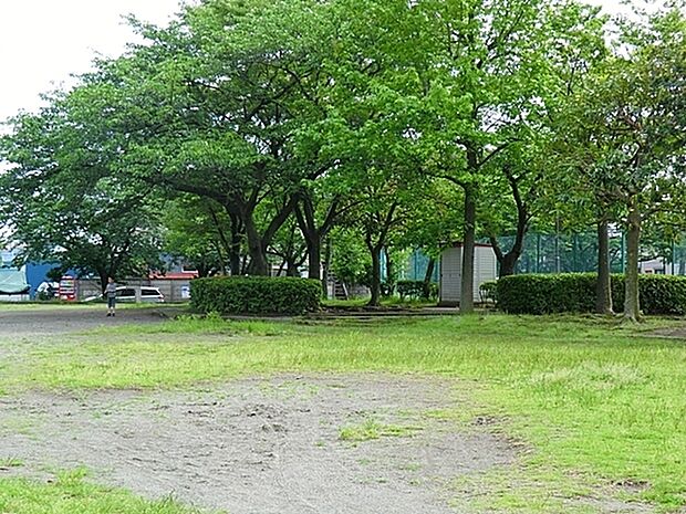 十二天公園まで1872m、半分は遊具スペース、もう半分はフェンスで囲まれている広場になっている。東海道線が見えるので電車好きのお子様には嬉しい公園