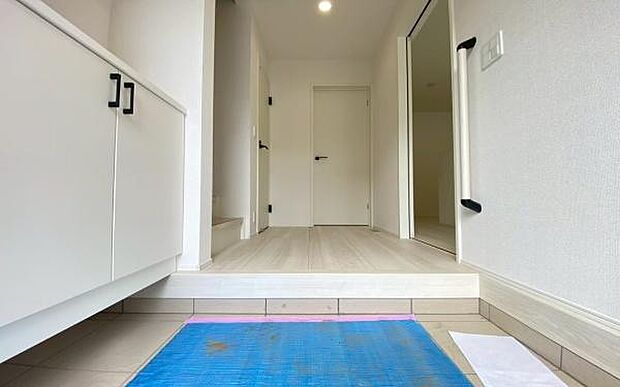 《玄関》 ■玄関を開けると、エントランスホールがお出迎え。上がりがまちやシューズボックスがゆったりと構え、心地よさに包まれます。
