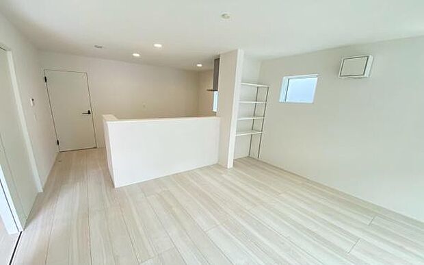 《ダイニングキッチン》 会話を楽しみながら食事を味わう。一緒にいる時間が楽しい空間。カフェにいるような気分で毎日を過ごしたい。家族でいる時間を柔らかに包み込むインテリア。