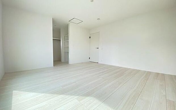 《洋室》 ■落ち着いた雰囲気もあって、収納力もある、大人にも、子供にも相応しい、明るくスタイリッシュな空間になっています。寝室にも子供部屋にも使える万能な、なくてはならない便利なお部屋になっています。