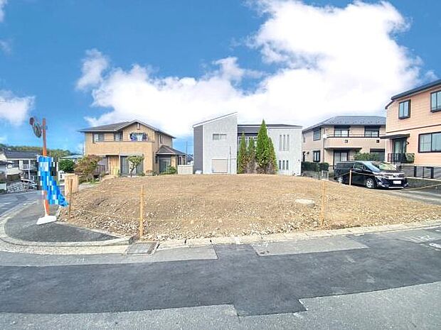 《外観》 ■一戸建ての多いエリア、静かで落ち着いた雰囲気。シンプルで美しいフォルム空気までクリーンになるような佇まい。心地よいライフスタイルが実現できるそんな予感。