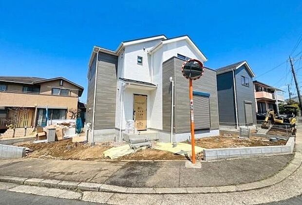 《外観》 ■低層の住宅が立ち並ぶ住宅地内に佇む、スタイリッシュな外観のお住まいです。前面道路の幅員が広く、道路と敷地の間に高低差がないのでお車の出し入れしやすい立地です。