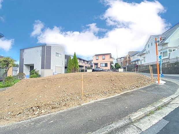 《外観》 ■低層の住宅が立ち並ぶ住宅地内に佇む、スタイリッシュな外観のお住まいです。前面道路の幅員が広く、道路と敷地の間に高低差がないのでお車の出し入れしやすい立地です。