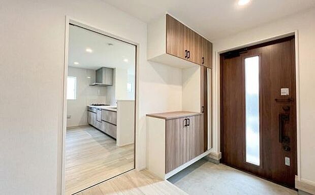 《玄関》 ■玄関を開けると、エントランスホールがお出迎え。上がりがまちやシューズボックスがゆったりと構え、心地よさに包まれます。