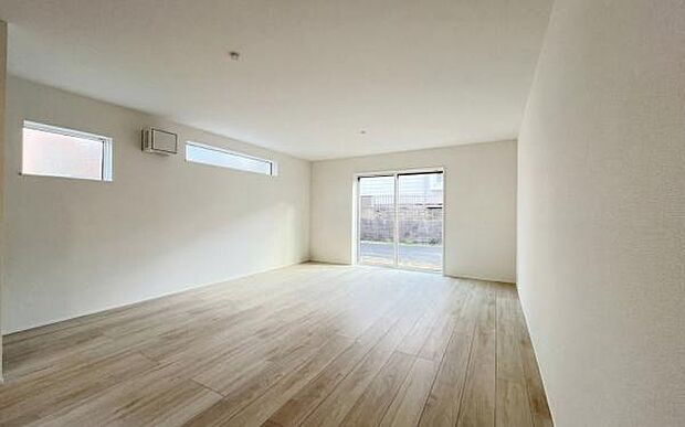 《リビングダイニング》 ■開放的で広いリビング。のびのびとくつろげるリビングは、家族のコミュニケーションの場として、みんなが集まる憩いの場所に。