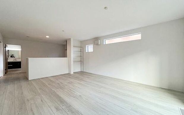 《リビングダイニング》 ■豊かな光が照らすこの場所は、たわいもない会話を楽しみ、ゆったりとした時間を過ごす場所。家族の日常が刻まれる大切な空間です。自然光に溢れるこの空間はリフレッシュにピッタリです。