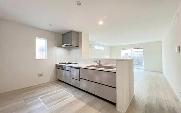 《システムキッチン》 ■家族が集う楽しく親子の会話も弾む対面キッチン。明るく清潔で使い勝手のいいキッチンには、いつも家族の笑顔があふれています。