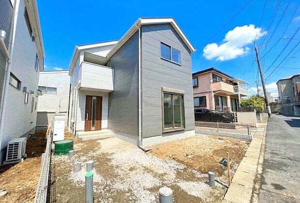 《駐車場》 ■駐車場1可能(車種による)。間口もゆったり。らくらく停められます。