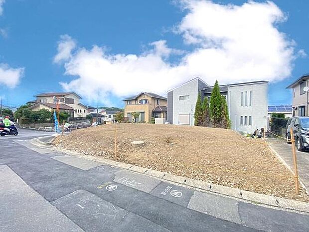 《外観》　■一戸建ての多いエリア、静かで落ち着いた雰囲気。シンプルで美しいフォルム空気までクリーンになるような佇まい。心地よいライフスタイルが実現できるそんな予感。