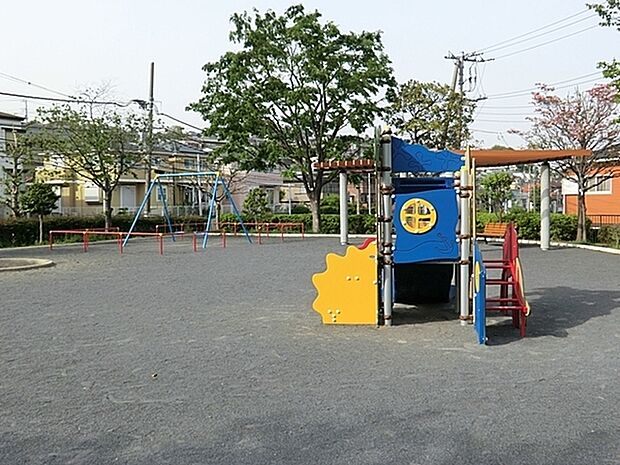 富岡西公園まで1114m、四季折々の花々が美しい。スポーツも楽しめる公園。