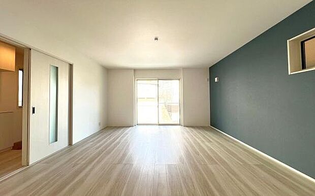 《リビングダイニング》　■開放的で広いリビング。のびのびとくつろげるリビングは、家族のコミュニケーションの場としてみんなが集まる場所に。