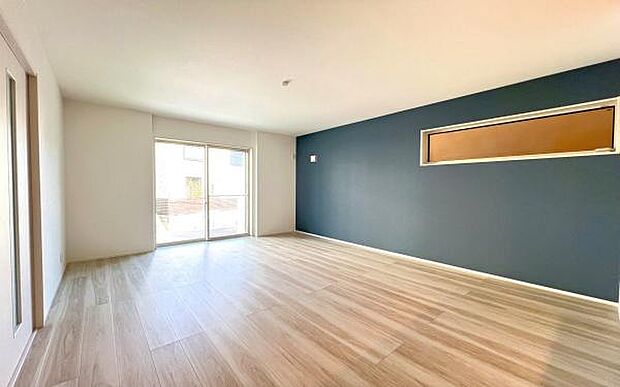 《リビングダイニング》　■大画面ＴＶも余裕、インテリアプランが考えやすいワイドなリビング。家族がしぜんに集まる広さ、お子様が思わず走り出す大空間。