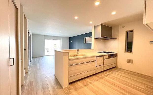 《キッチン》　■家族が集う楽しく親子の会話もはずむキッチン。明るく清潔で使い勝手のいいキッチンには、いつも家族の笑顔があふれています。