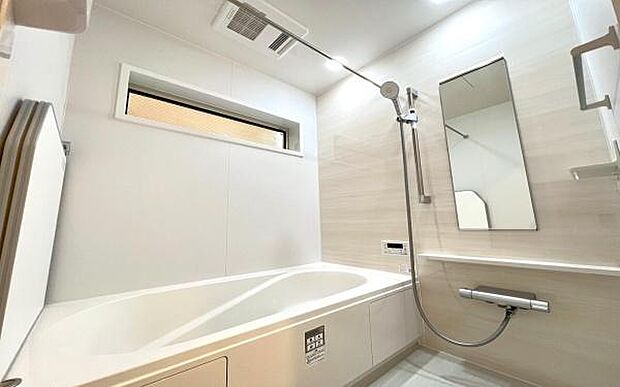 《浴室》　■ゆったり足を伸ばせる浴槽。お子様と一緒でもゆとりの1坪タイプ。1日の疲れを癒してくれるバスタイム。