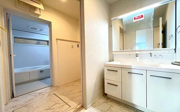 《洗面化粧台》　■洗面化粧台の鏡は、メイクや髭剃りに便利な三面鏡タイプ。開いて合わせ鏡としても使用できます。洗面台サイドには収納スペースとして利用でき、小物などの保管に便利な棚も付いています。