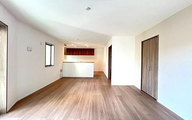 《リビングダイニング》　■大画面ＴＶも余裕、インテリアプランが考えやすいワイドなリビング。家族がしぜんに集まる広さ、お子様が思わず走り出す大空間。