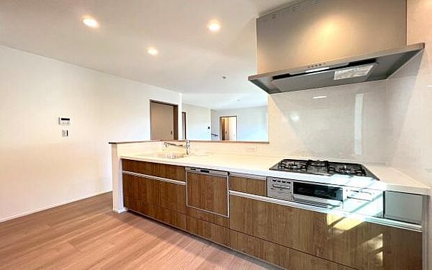 《システムキッチン》　■大型冷蔵庫や食器棚を置いても余裕なスペース。奥様の料理の腕も上がりそうな予感。