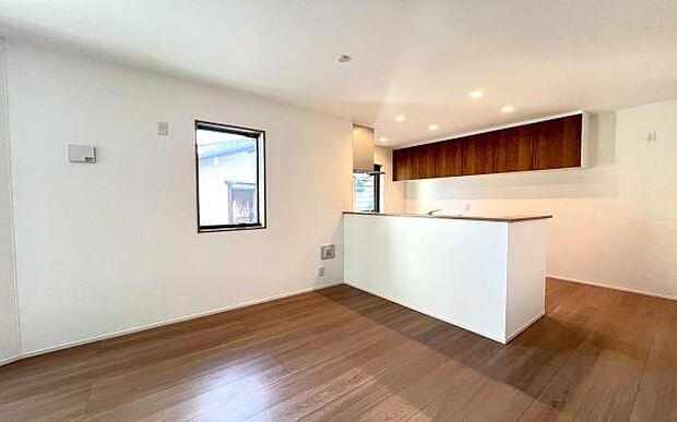 《ダイニングキッチン》　■家族が集う楽しく親子の会話もはずむキッチン。明るく清潔で使い勝手のいいキッチンには、いつも家族の笑顔があふれ、夫婦が仲良く一緒に料理することもできます。