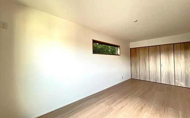 《洋室》　■落ち着いた雰囲気もあって、収納力もある、大人にも、子供にも相応しい、明るくスタイリッシュな空間になっています。寝室にも子供部屋にも使える万能な、なくてはならない便利なお部屋になっています。