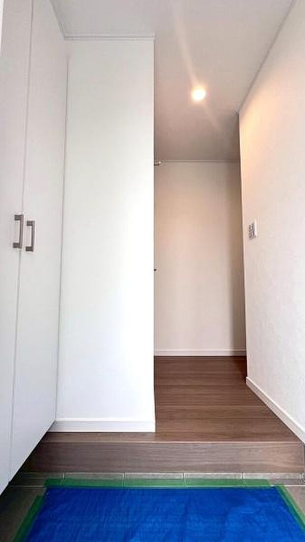 《玄関》　■玄関を開けると、エントランスホールがお出迎え。上がりがまちやシューズボックスがゆったりと構え、心地よさに包まれます。