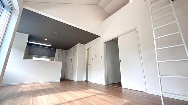 《リビングダイニング》　■大画面ＴＶも余裕、インテリアプランが考えやすいワイドなリビング。家族がしぜんに集まる広さ、お子様が思わず走り出す大空間。