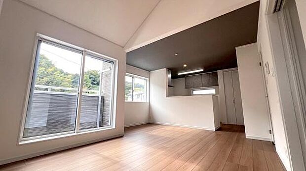 《リビングダイニング》　■上質な時間を育む暮らしのメインステージ。寛ぎとご家族とのコミュニケーションを育む居心地のよい場所。この明るい空間は家族に安らぎを与えて、落ち着いた心地よい空間になるでしょう。