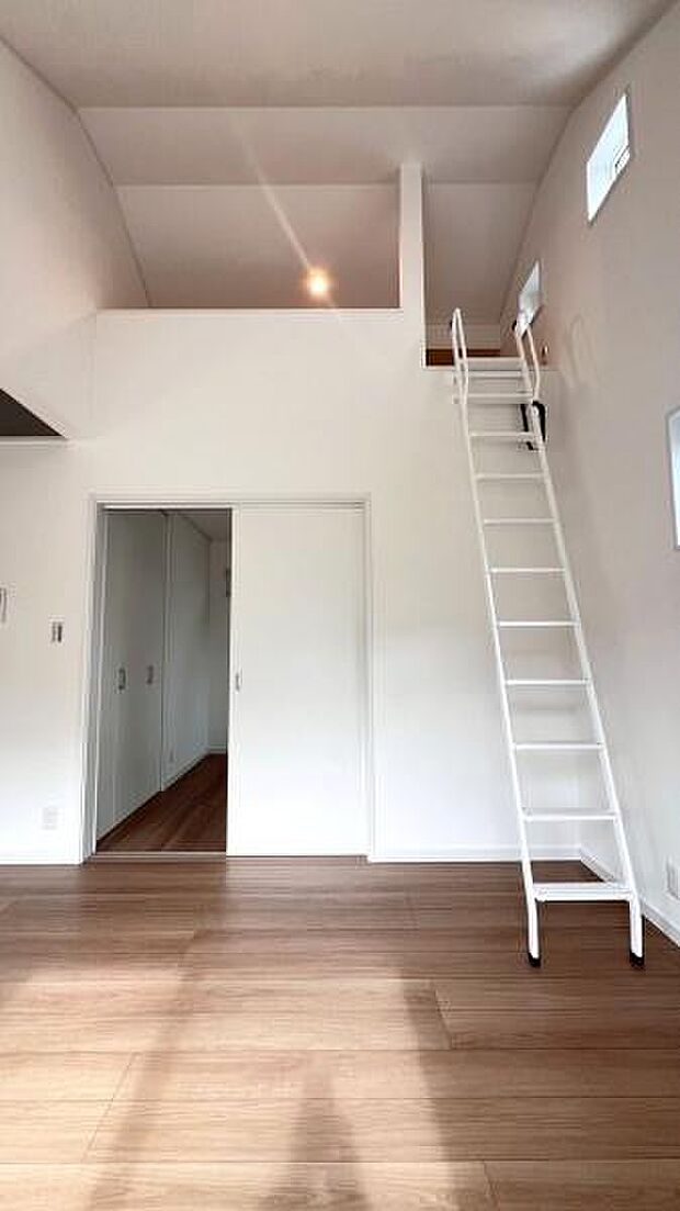 《リビングダイニング》　■家族が自然と集まって、思い思いにくつろぎ、遊び、語らう、やすらぎの空間。隣室との間仕切りを開け放てばより一層開放的な空間に。