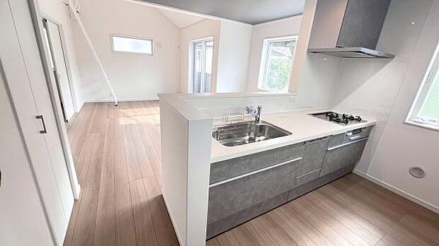 《システムキッチン》　■会話を楽しみながら食事を味わう。一緒にいる時間が楽しい空間。カフェにいるような気分で毎日を過ごしたい。家族でいる時間を柔らかに包み込むインテリア。