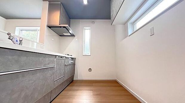 《システムキッチン》　■大型冷蔵庫や食器棚を置いても余裕なスペース。奥様の料理の腕も上がりそうな予感。