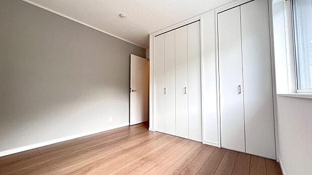 《子供部屋》　■お子様の成長を優しく見守る、明るい子供部屋。遊んだり、学んだり、時には一人の時間を過ごしたりと健やかな毎日を育む大切な場所。未来への第一歩を育む、かけがえのない空間です。