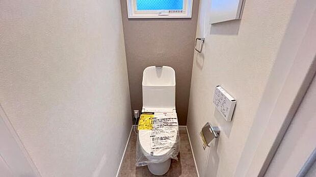 《トイレ》　■快適な使用感が人気の温水洗浄脱臭暖房機能を搭載。しかも汚れがつきにくく落ちやすい、洗浄力に優れた洗浄機能付トイレ。