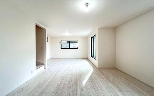 《リビングダイニング》　■豊かな光が照らすこの場所は、たわいもない会話を楽しみ、ゆったりとした時間を過ごす場所。家族の日常が刻まれる大切な空間です。自然光に溢れるこの空間はリフレッシュにピッタリです。