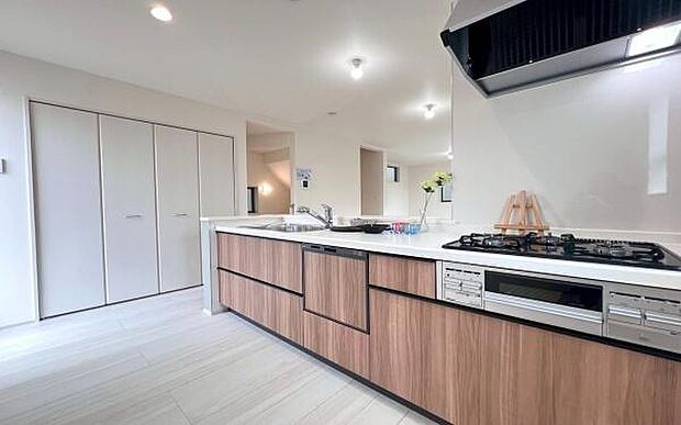 《システムキッチン》　■会話を楽しみながら食事を味わう。一緒にいる時間が楽しい空間。カフェにいるような気分で毎日を過ごしたい。家族でいる時間を柔らかに包み込むインテリア。