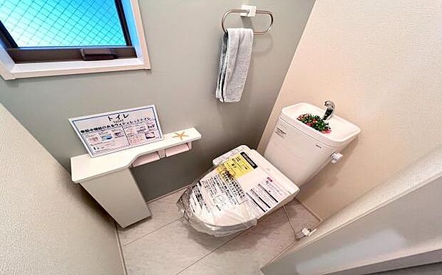 《トイレ》　■快適な使用感が人気の温水洗浄脱臭暖房機能を搭載。しかも汚れがつきにくく落ちやすい、洗浄力に優れた洗浄機能付トイレ。