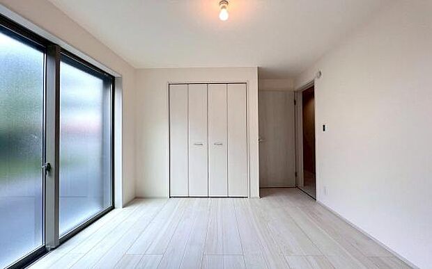 《洋室》　■型にはまらない多才なプライベートルーム。くつろぎの場としてだけでなく、趣味や仕事のパーソナルスペースとしても活躍する、ゆったりした寝室。個の時間をたっぷり楽しめる快適空間です。