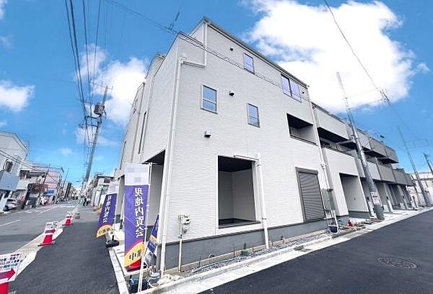 《外観》　■家族みんなが落ち着ける場所。明るい空間で心も暖か、朝から爽やかな気分。寝る時も包みこまれるようにふんわりと。家にいることが心と体に優しい暖かな暮らし。