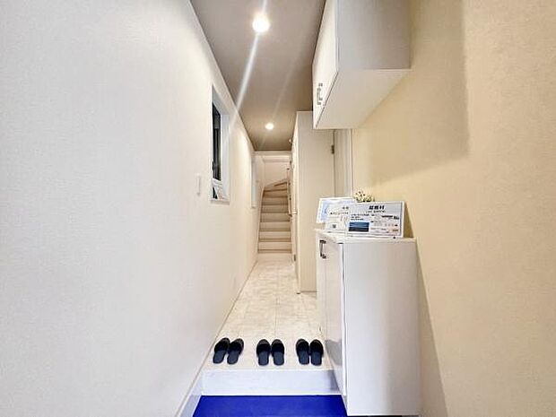 《玄関》　■シューズボックス付きで玄関もスッキリ。