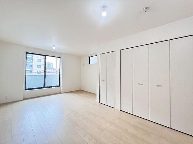 《リビングダイニング》　■上質な時間を育む暮らしのメインステージ。寛ぎとご家族とのコミュニケーションを育む居心地のよい場所。この明るい空間は家族に安らぎを与えて、落ち着いた心地よい空間になるでしょう。