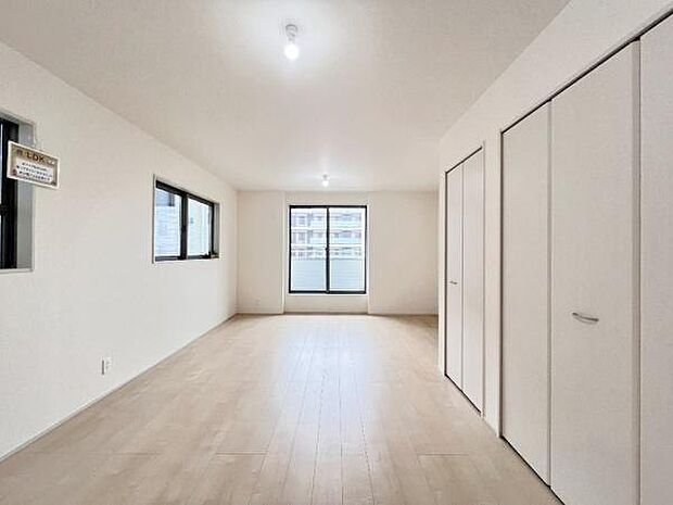 《リビングダイニング》　■家族が自然と集まって、思い思いにくつろぎ、遊び、語らう、やすらぎの空間。隣室との間仕切りを開け放てばより一層開放的な空間に。