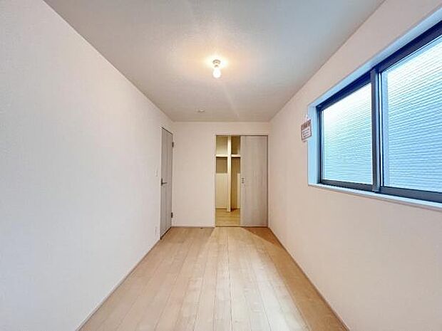 《寝室》　■心地よい眠りへといざなうしっとりと落ち着いた雰囲気の寝室。